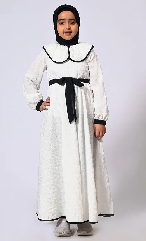 Chic Charm: Girls' White Abaya with Peter Pan Collar and Loose Belt